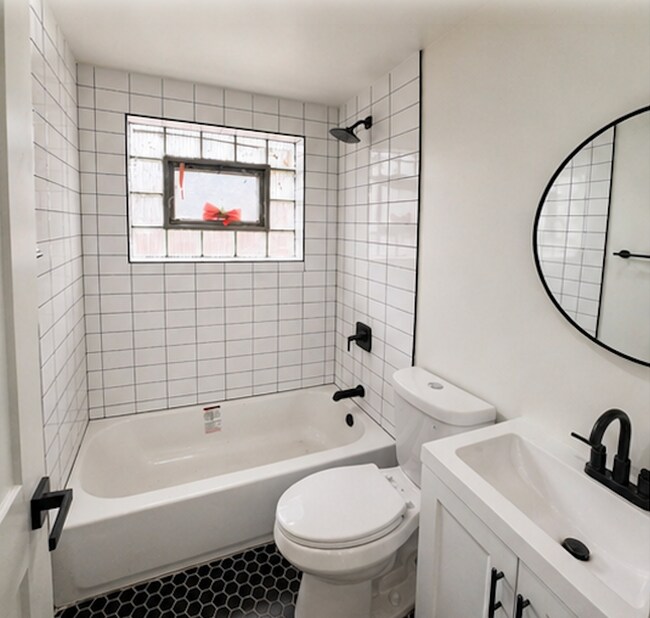 Foto del edificio - 2321 W 81st Pl