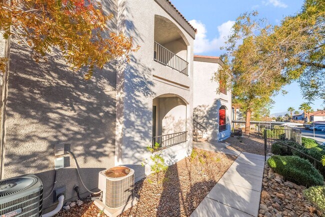 Foto del edificio - Stylish Upgraded One-Bedroom Condo in a Gated Community!