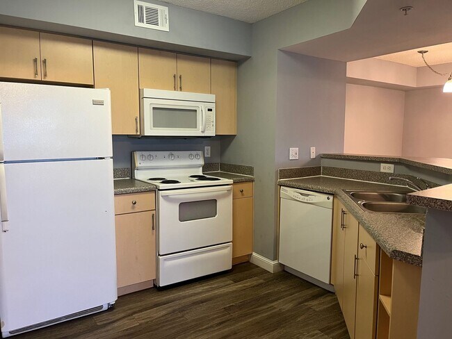 Foto del edificio - GORGEOUS 1 BEDROOM WITH WATER VIEWS IN POR...