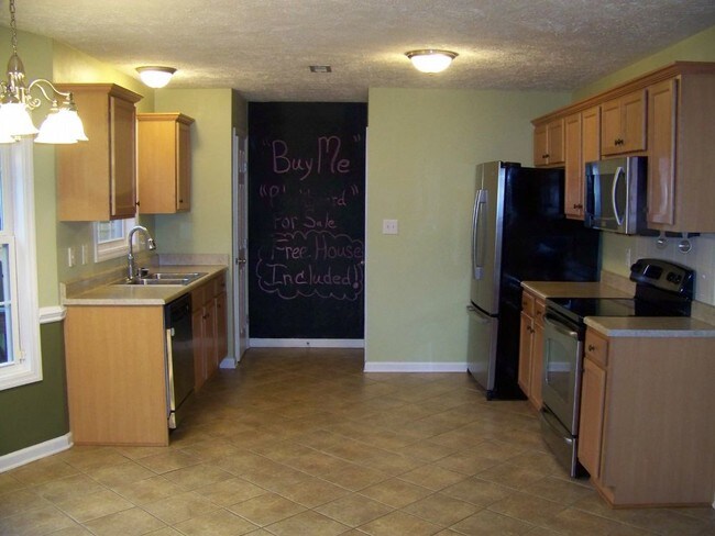 Building Photo - 4bed/2bath with fenced yard