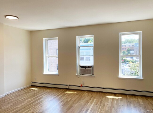 Building Photo - 537 Warburton Ave