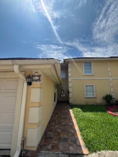 Foto del edificio - 150 Country Club Rd