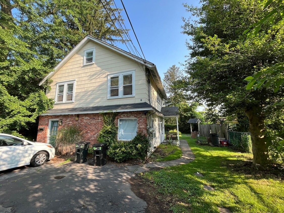 Primary Photo - 112 W Highland Ave