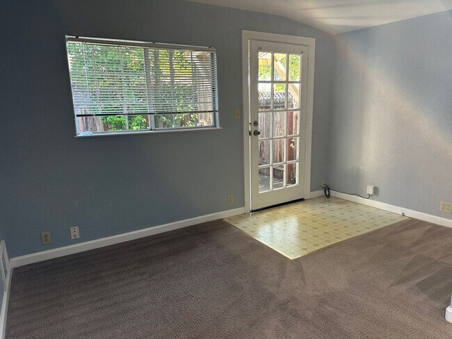 Foto del edificio - 14850 Elton Dr