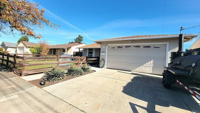 Building Photo - 28022 Thackeray Ave