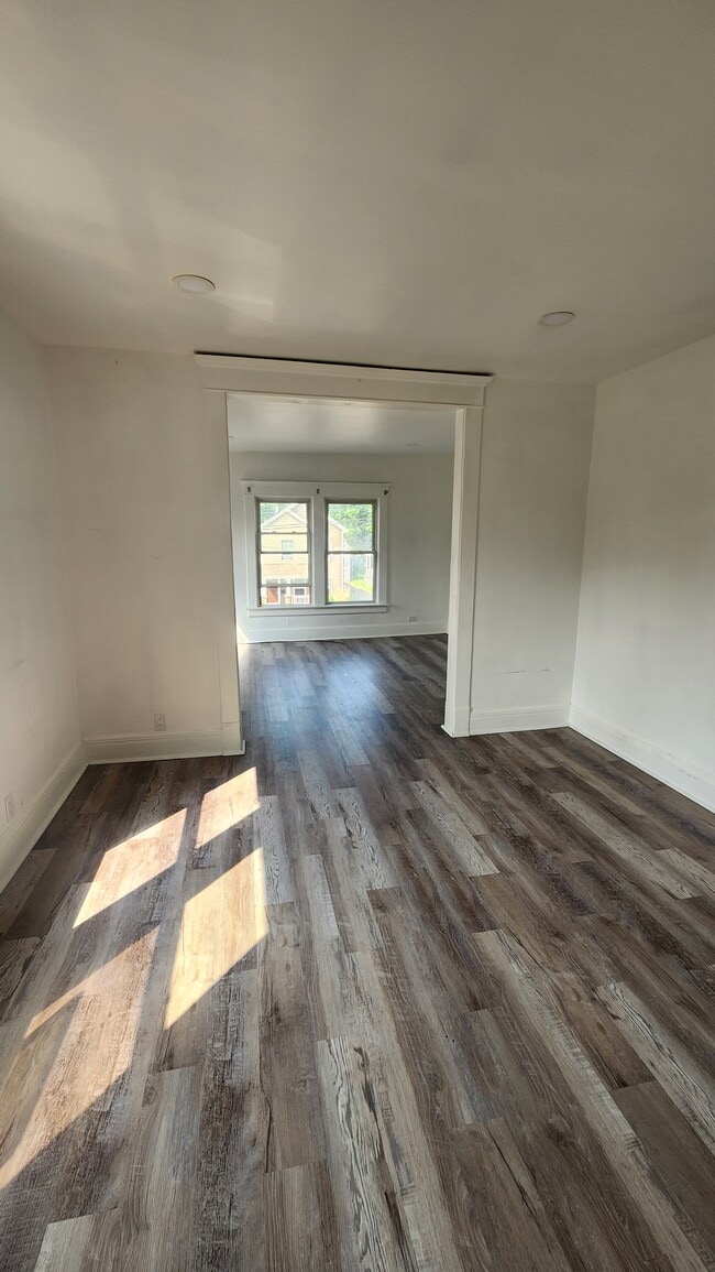 Foto del edificio - 121 Maple Ave