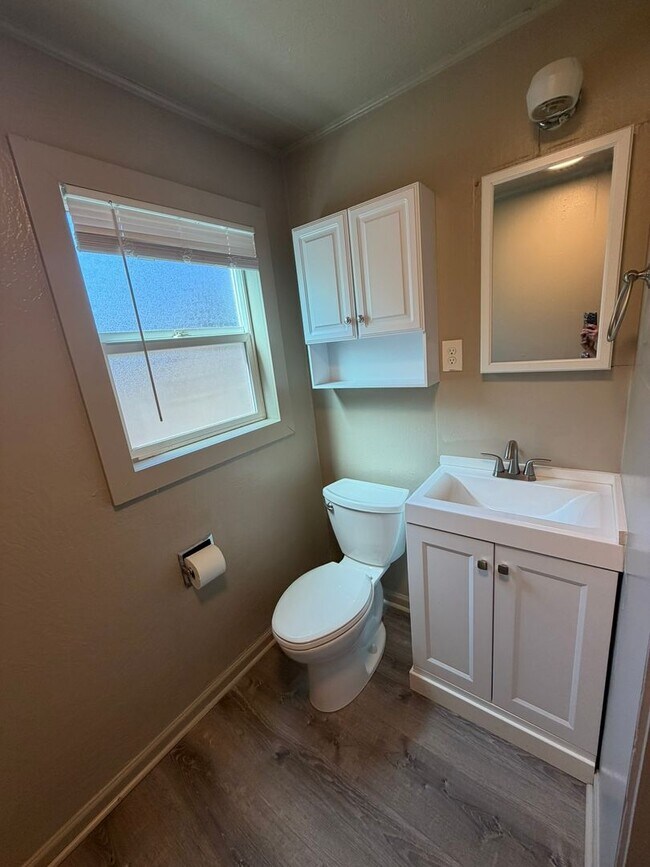 Building Photo - Freshly Updated Single Level One Bedroom Apartment With All Utilities Included!