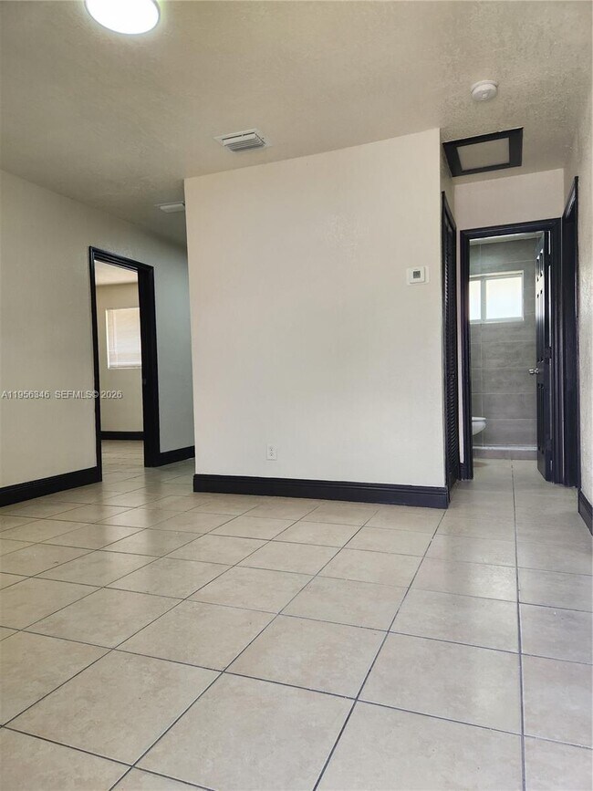 Foto del edificio - 873 NW 10th St