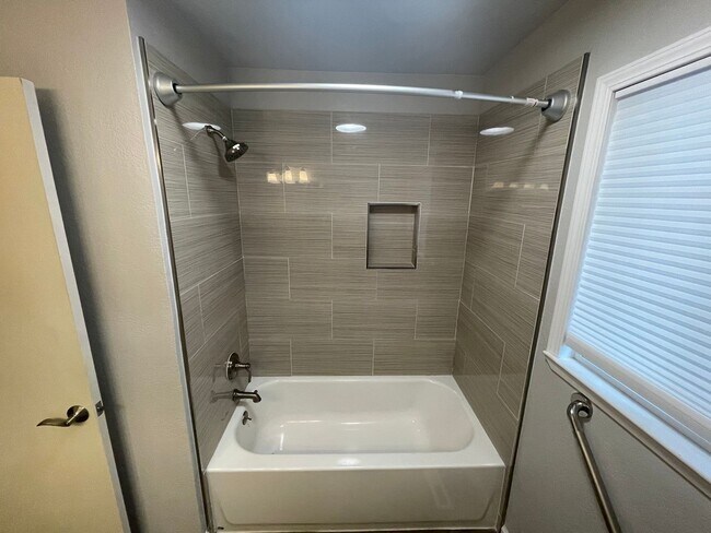 Foto del edificio - $3195 / 3 BR 2 BTH- Best deal for a 3-bedr...