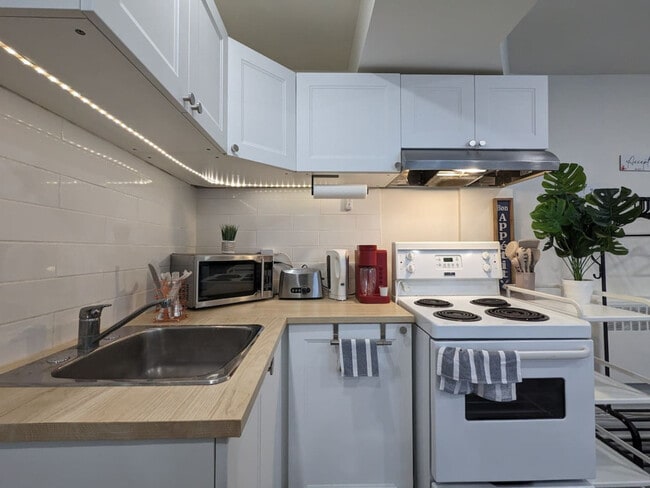 Building Photo - 2582 A Chemin Bedford-SI ID1061582P