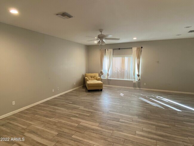 Building Photo - 2667 E Fox St