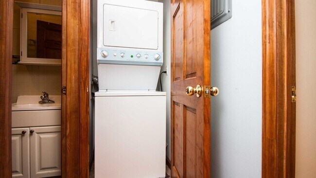 washer/dryer - 176 Wilson Ave