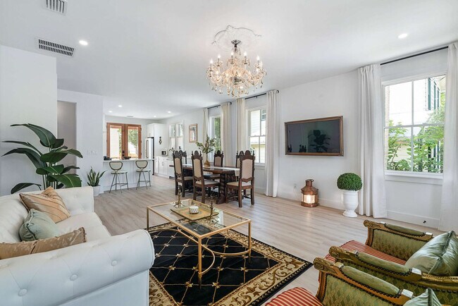 Foto del edificio - 30 W Castillo Dr