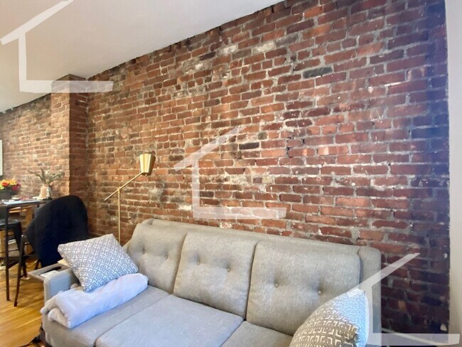 Building Photo - Beautiful 1 Bed Unit Right In The North End