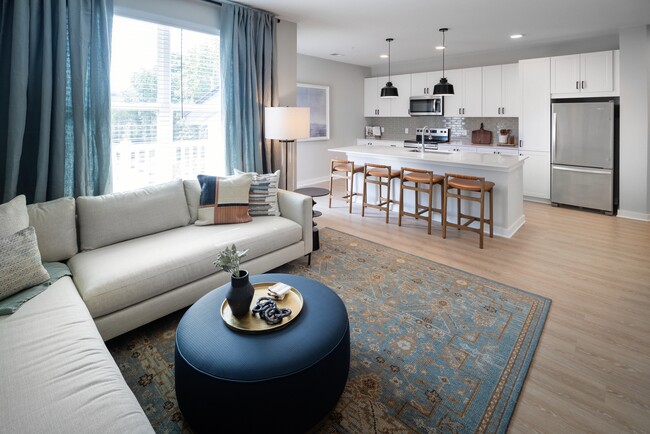 Cocina, sala de estar y comedor con piso de tablones de vinilo de superficie dura. - Avalon Lake Norman