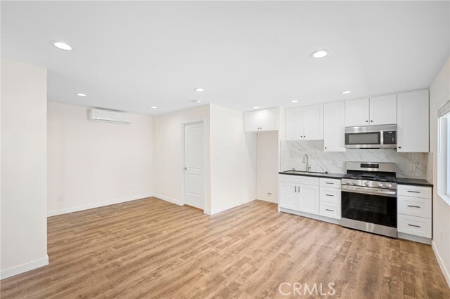 Foto del edificio - 8240 Ellenbogen St