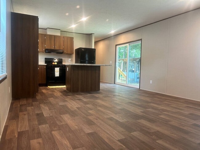 Building Photo - 22 White Oak Village