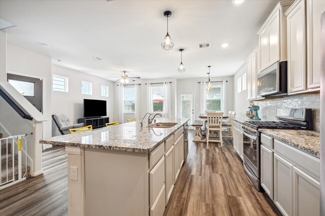 Building Photo - 5438 Cuerta St