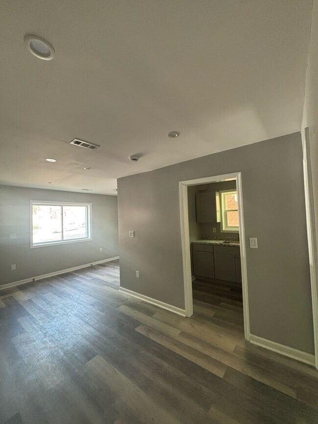 Building Photo - 1 Bedroom Apartment