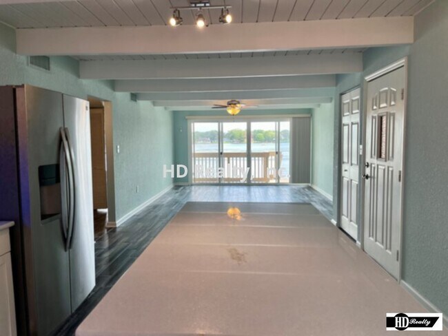 Building Photo - Enjoy waterfront living in the bright and ...