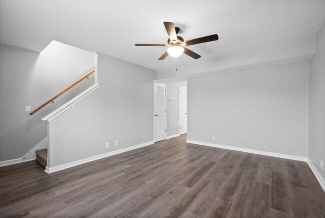 Foto del edificio - Gorgeous Recently Renovated Townhome just ...