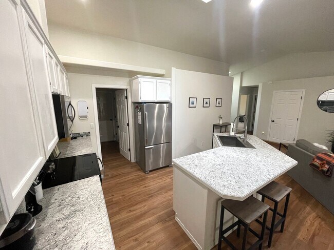 Foto del edificio - Remodeled 3-Bedroom Duplex Home in North G...