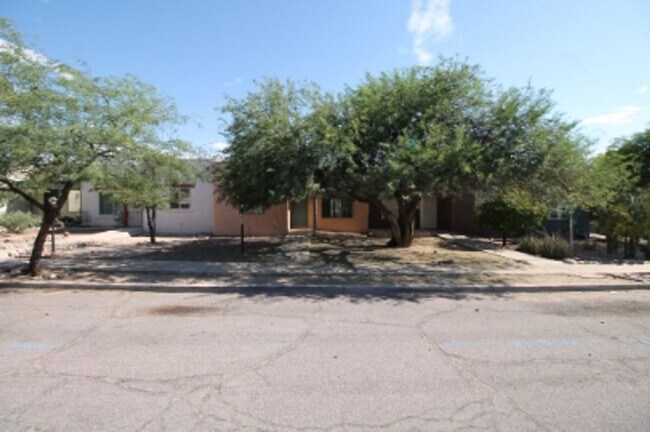 Foto del edificio - Townhome COMING AVAILABLE SOON!!!! Cute 2bd/2ba