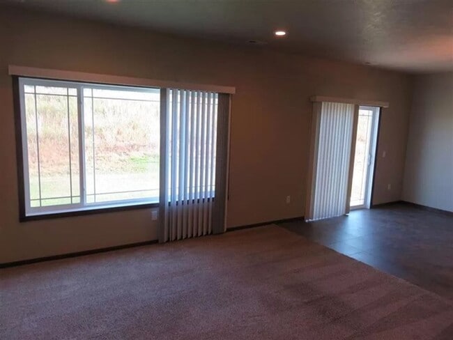 Building Photo - 3 Bedroom Townhome!