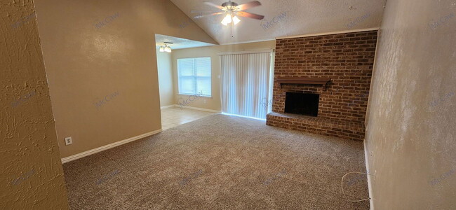 Building Photo - 2204 Oak Hill Dr
