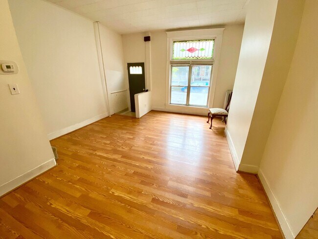 Building Photo - Large 3bedroom Remington Rowhome ~ 1 Block...