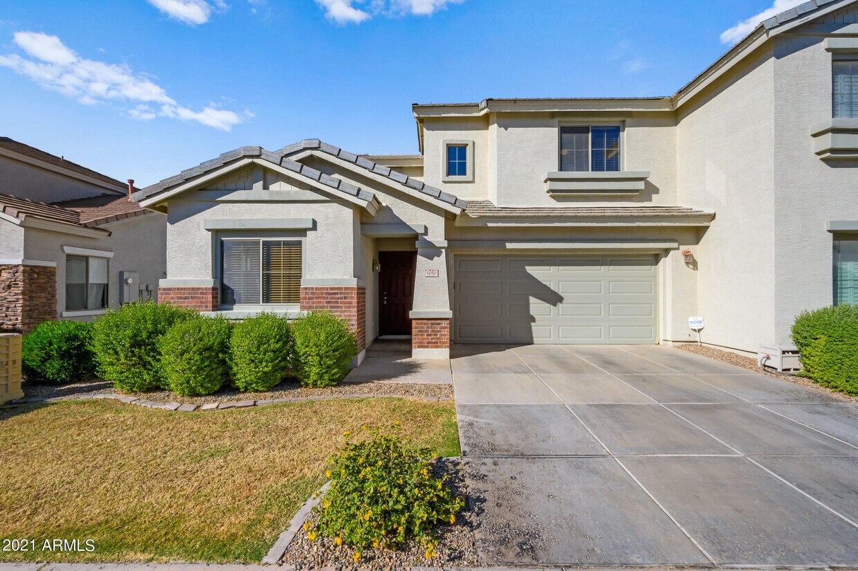 Primary Photo - 1050 E Redwood Dr