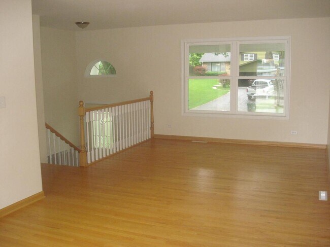 Building Photo - 18136 W Valley Dr