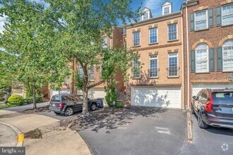 Building Photo - 12410 Meadow Field Dr