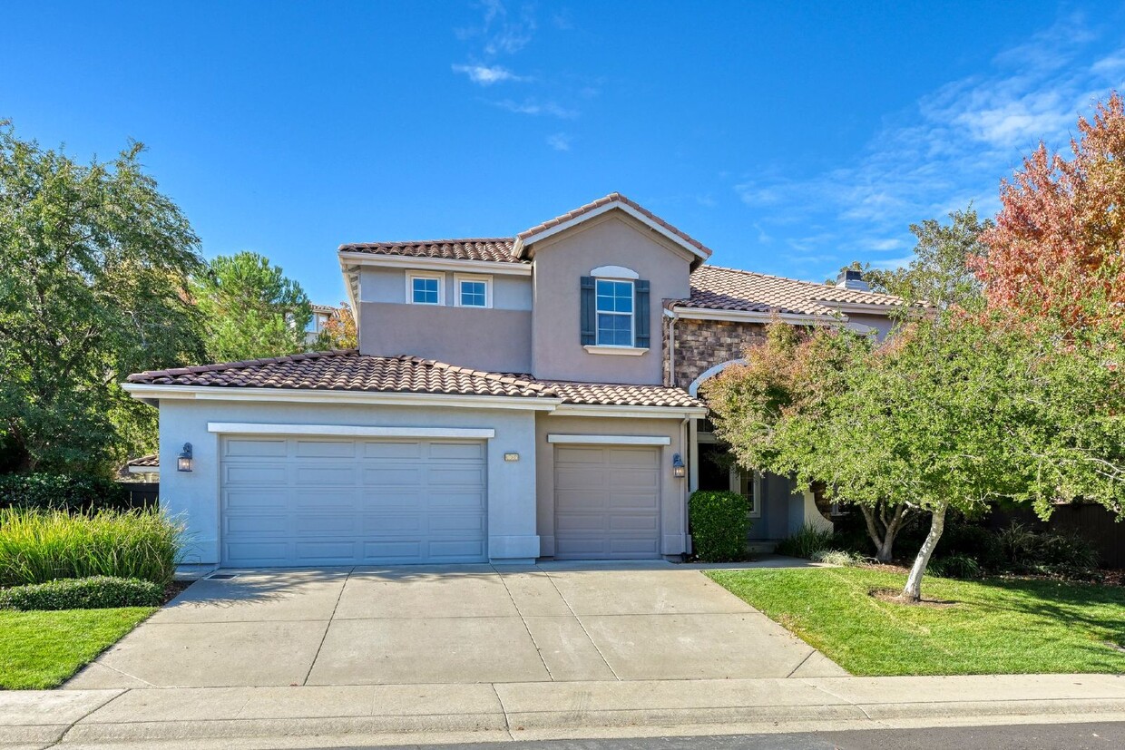 Primary Photo - Beautiful home in Serrano. Must See!