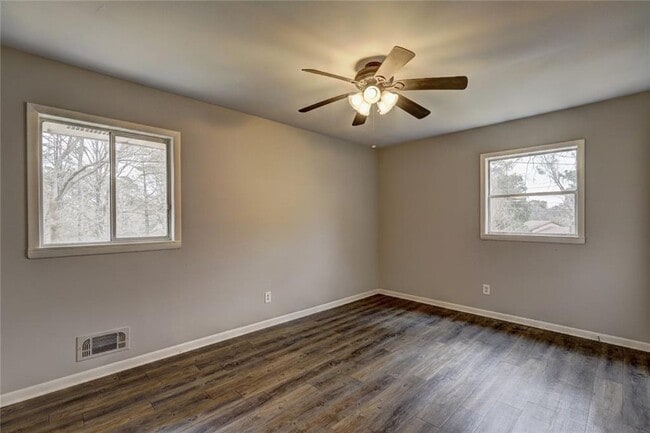 Foto del edificio - 70 Jonathan Rd