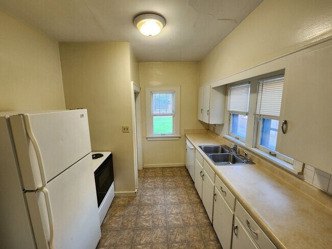Building Photo - 3D Tour Available - Close to KSU Campus + Two Kitchens + Washer & Dryer Available August 1st!