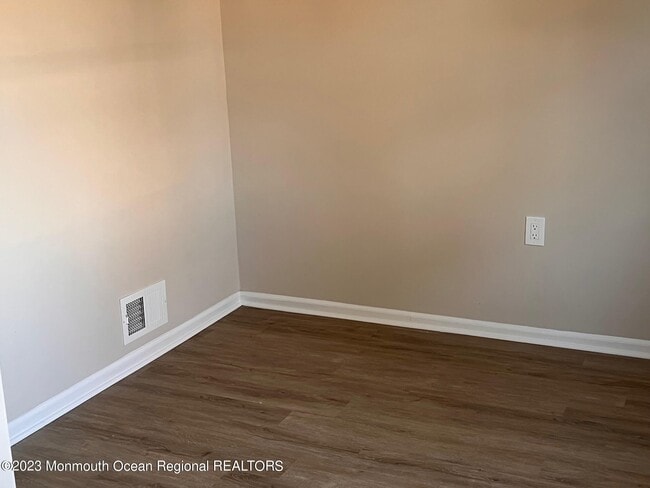 Building Photo - 16 Walnut St