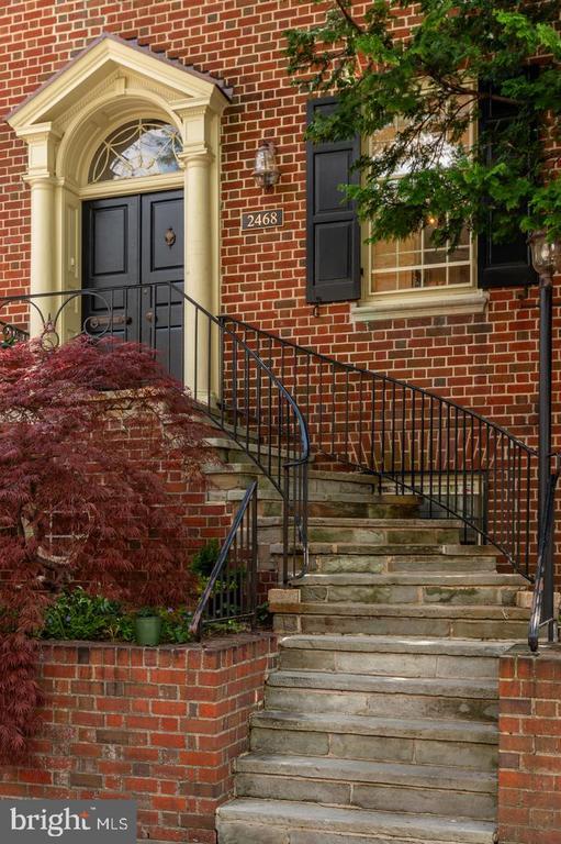 Foto del edificio - 2468 Belmont Rd NW