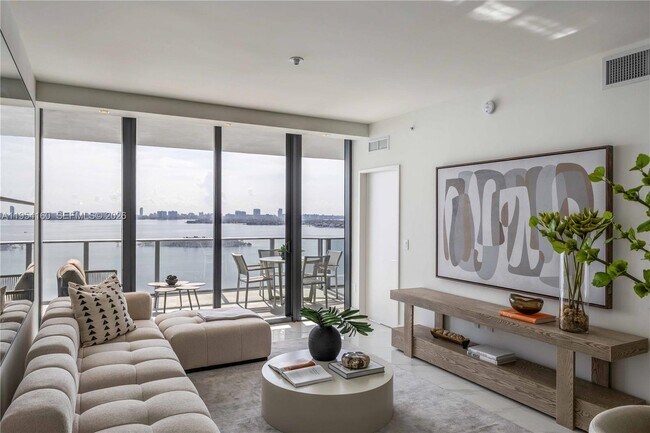 Foto del edificio - 700 NE 24th St