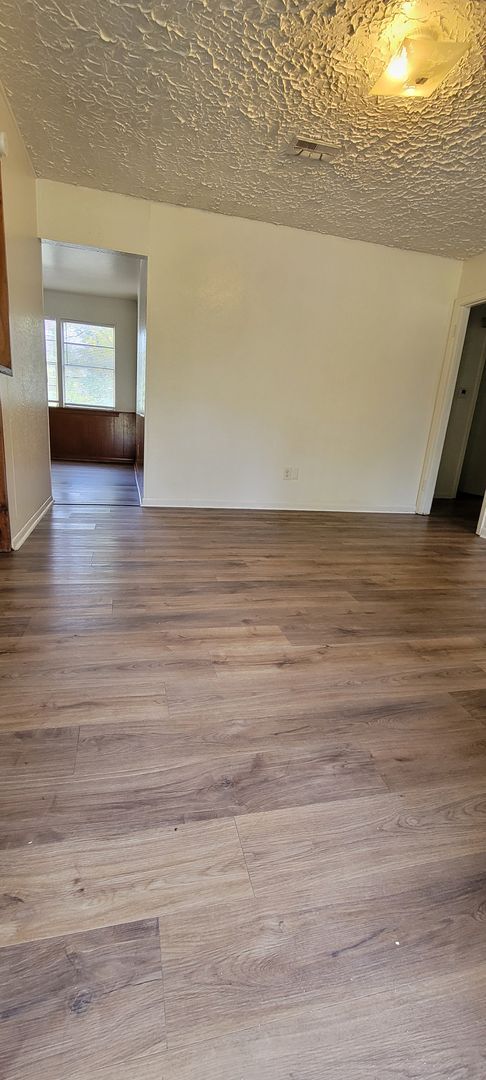 Building Photo - Amazing 3 bedroom/2 bath!