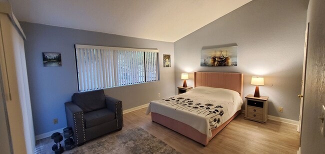 Building Photo - 2 Bedroom Condo