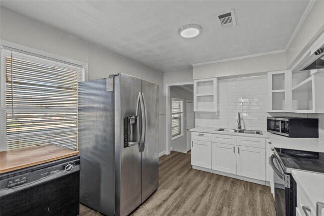 Building Photo - 1916 N Logan St