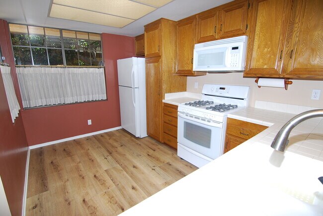 Foto del edificio - Resort-Style 2BD/2BA w/ Pool, Tennis Courts & 2 Parking Spaces