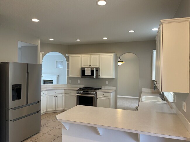 Foto del edificio - 4-Bedroom Happy Valley Home with Large Garage, Spacious Living Areas & Covered Deck