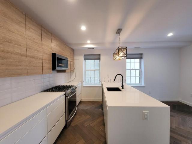 Foto principal - 3 bedroom in ASTORIA NY 11103