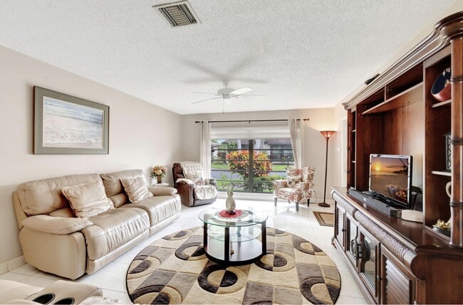 Foto del edificio - 4660 Greentree Pl