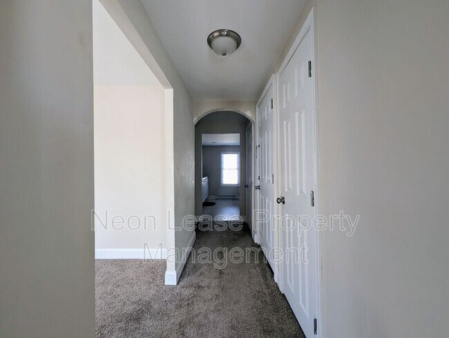 Foto del edificio - 223 W 6th St