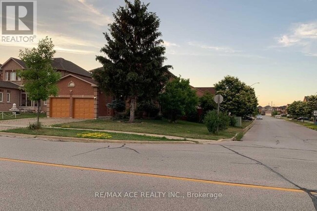 Building Photo - 282 Highglen Ave