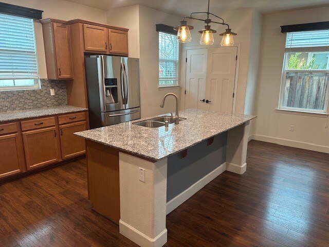 Foto del edificio - Welcome to this inviting 3-bedroom, 3-bath home located in a desirable Riverbank neighborhood