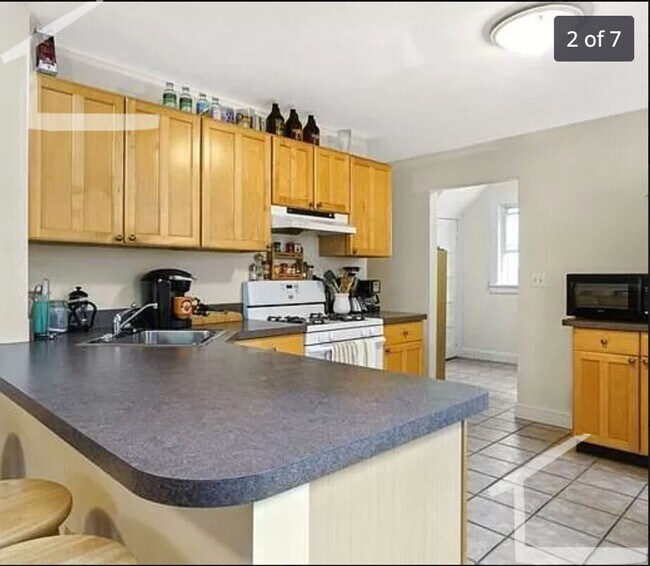 Building Photo - Davis Sq. Area, Free Laundry, Eat-in Kitch...
